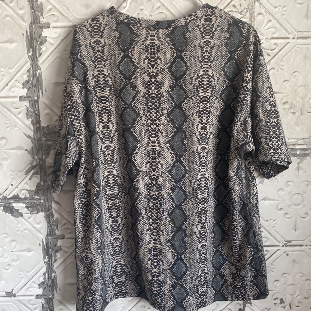 Fashion Nova Snakeskin tee - Picture 4 of 5